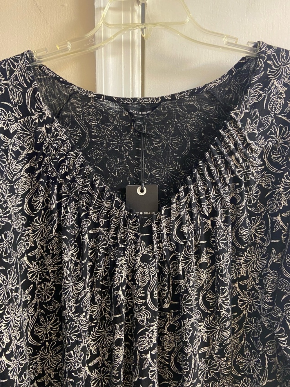Lucky Brand black white floral v neck blouse Large NWT - Picture 4 of 8